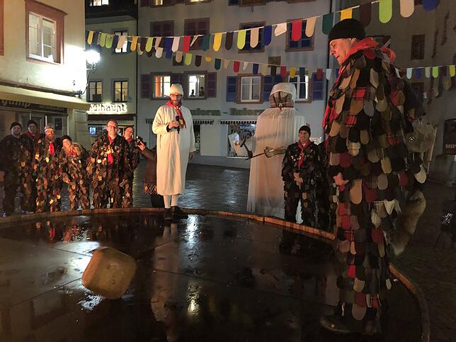 Bild 11: Mit den wenigsten Augen zum Würfelglück: Lukas Müller ist der Narro 2020 der Waldshuter Fasnacht