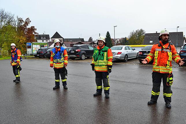 Die Veranwortlichen der am Standort Krumbach tätigen Abteilungswehren vor versammelter Mannschaft anlässlich der gemeinsamen ...