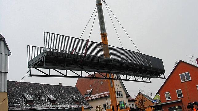 Wird mit einem Kran an Ort und Stelle gehoben: Die neue Fußgängerbrücke über die Aach.