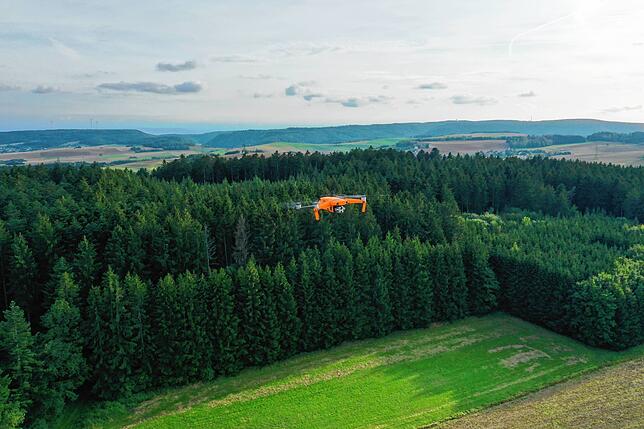 Mit dieser Drohne &ndash; hier eine Aufnahme aus dem September 2021 &ndash; hilft Dominik der Feuerwehr Blumberg beim Aufspüren von ...
