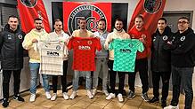 Zurück beim FC 08 Bad Säckingen: Trainer Ricardo Abrantes (links) freut sich, mit Sportchef Francesco Billeci (rechts) und Co-Trainer ...