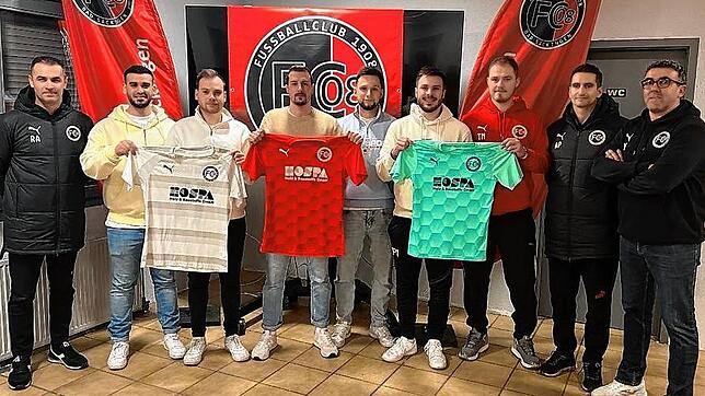 Zurück beim FC 08 Bad Säckingen: Trainer Ricardo Abrantes (links) freut sich, mit Sportchef Francesco Billeci (rechts) und Co-Trainer ...