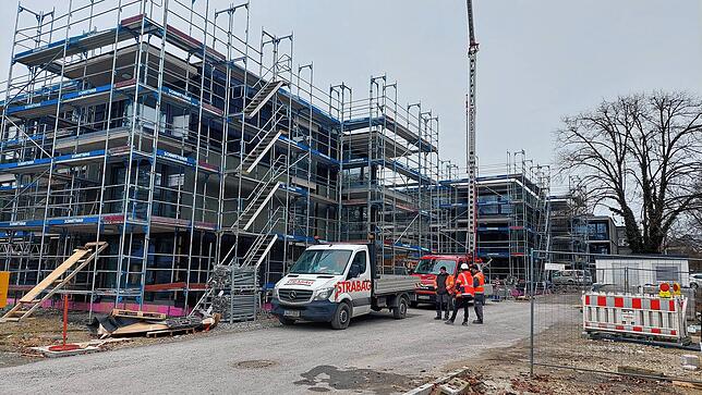 Die Häuser eins bis vier sind zwar noch eingerüstet, aber auch hier gehen die Arbeiten gut voran.