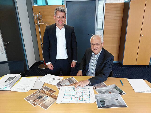 Der Reichenauer Sparkassen-Chef Günter Weber (rechts) und Projektleiter Philipp Scheideck hoffen, dass bald vom Landratsamt die ...