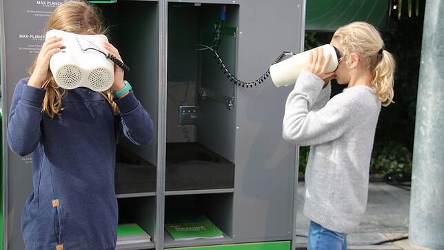 Die beiden elfjährigen Schülerinnen Ylvi Jäckle (links) und Jule Schillinger begeben sich in einer Simulation auf die Flugreise mit ...
