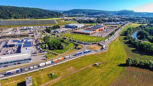 Stillstand: Auf Abfertigung wartende Lastwagen stauen sich bis über den Kreisverkehr an der B 34 hinaus und blockieren zeitweise den ...