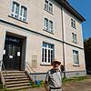 Alt-Stadtrat Günter Heinrich vor dem Waldshuter Kornhaus. Zu Beginn der 1980er Jahre hatten die Zeichen noch auf Abriss gestanden.