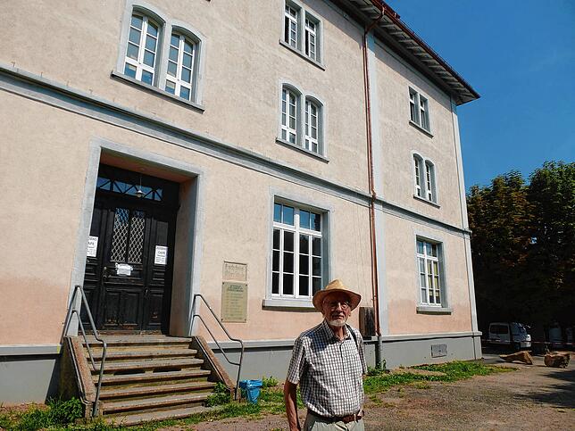 Alt-Stadtrat Günter Heinrich vor dem Waldshuter Kornhaus. Zu Beginn der 1980er Jahre hatten die Zeichen noch auf Abriss gestanden.