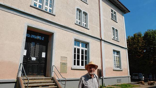 Alt-Stadtrat Günter Heinrich vor dem Waldshuter Kornhaus. Zu Beginn der 1980er Jahre hatten die Zeichen noch auf Abriss gestanden.