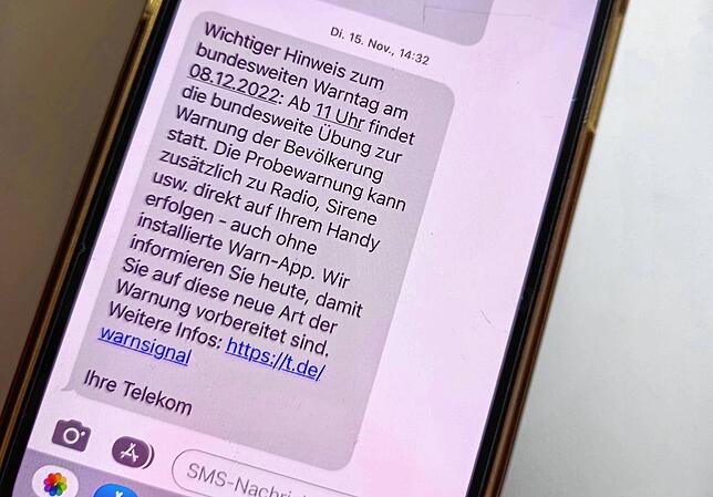 Am 8. Dezember wird beim bundesweiten Warntag erstmals Cell Broadcast getestet: Alle in einer Mobilfunkzelle gebuchten Geräte erhalten ...