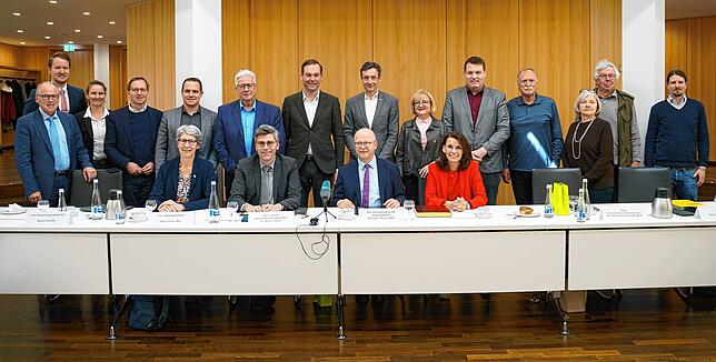 Alle Anwesenden des politischen Gesprächs zum Thema Flugverkehrsbelastung am Hochrhein.
