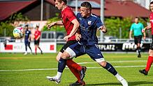 Gut abgeschirmt: Nexhdet Gusturanaj (rechts) stets im Visier von Philipp Jedlicka und der Abwehr des FC Hochrhein. Dennoch setzte sich ...
