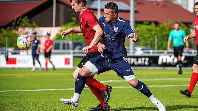 Gut abgeschirmt: Nexhdet Gusturanaj (rechts) stets im Visier von Philipp Jedlicka und der Abwehr des FC Hochrhein. Dennoch setzte sich ...