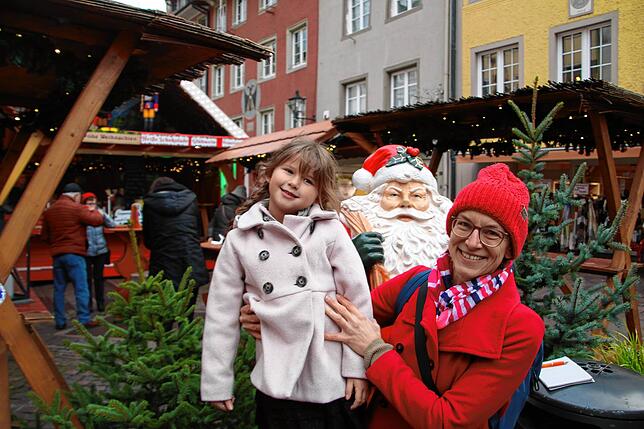 Aliya und Redakteurin Melanie Völk freuen sich auf den Rundgang über den Waldshuter Weihnachtsmarkt.