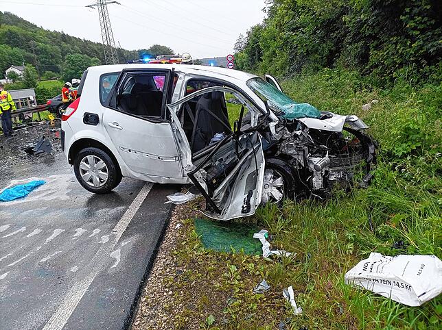 Völlig zerstört auch der Renault. Fahrer und Beifahrerin sind schwerverletzt.