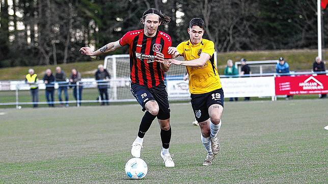 Der FC Königsfeld um Lorenz Spiegelhalter (links), hier in der vergangenen Saison gegen Gutmadingen, will sich im Pokal gegen Radolfzell ...