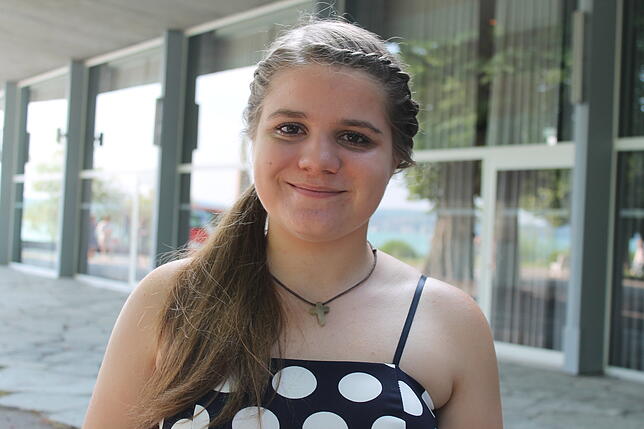 „Mit meinen Ergebnissen meines Abiturs bin ich zufrieden und freue mich jetzt auf einen tollen Abend", freut sich Rebecca Rostan (17) ...