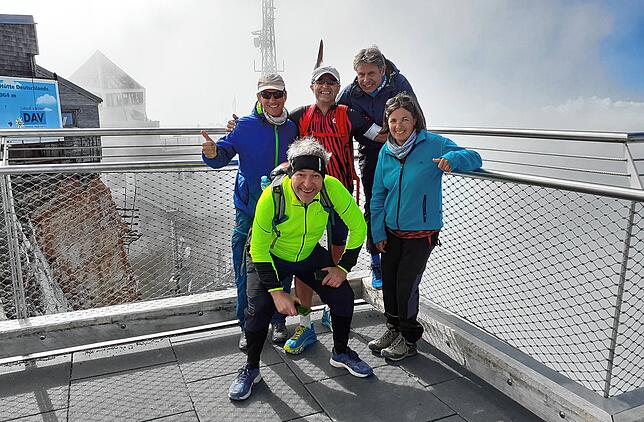 Arnold Haas (Mitte stehend) strahlt auf der Zugspitze nach seiner sportlichen Höchstleistung zusammen mit Läuferkollegen Helmut Fischer ...