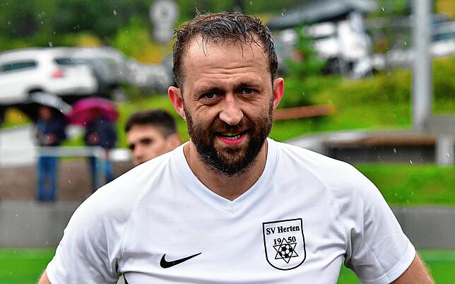 Waldemar Schmidt (35) siedelte 1994 mit seiner Familie aus Omsk/Sibirien nach Rheinfelden über, begann dort beim FC Rheinfelden mit ...