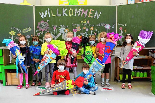 Ihre Namen stehen bereits an der Tafel: Die Erstklässler der altersgemischten Klasse 3c1 an der Sonnenrain-Grundschule Radolfzell. Ihre ...