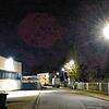 Nachts in der Villinger Mühlenstraße: Links ist es hell von den Wilandwerken, rechts werfen städtische Leuchten ein helles Licht
