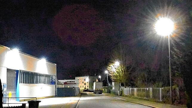 Nachts in der Villinger Mühlenstraße: Links ist es hell von den Wilandwerken, rechts werfen städtische Leuchten ein helles Licht