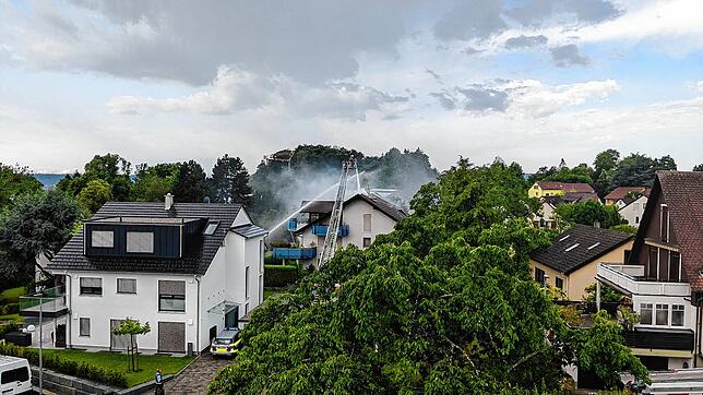 Unbewohnbar: Nach einem Blitzeinschlag in in Mehrfamilienhaus in der Nellenbachstraße ist nach Polizeiangaben eine Dachgeschosswohnung ...