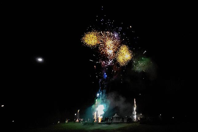 Es ist eine atemlose Aufführung. Kaum explodieren Raketen in der Höhe, starten am Boden schon die nächsten.