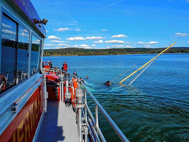 Havarie im Bodensee – auf der Mettnauspitze barg die Freiwillige Feuerwehr im Oktober 2023 ein Segelboot.