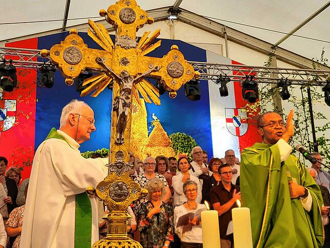 Pfarrer Arthur Steidle (links) und Pfarrer Blaise Emebo aus Nigeria gaben dem Festgottesdienst mit dem Kirchenchor eine feierliche Note.