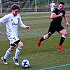 Marius Storz von der SG Schwarzwald-Union (links) versucht, dem Hochemminger Tim Huttel zu entwischen. Der FC Hochemmingen sorgte in ...