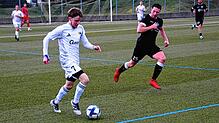 Marius Storz von der SG Schwarzwald-Union (links) versucht, dem Hochemminger Tim Huttel zu entwischen. Der FC Hochemmingen sorgte in ...