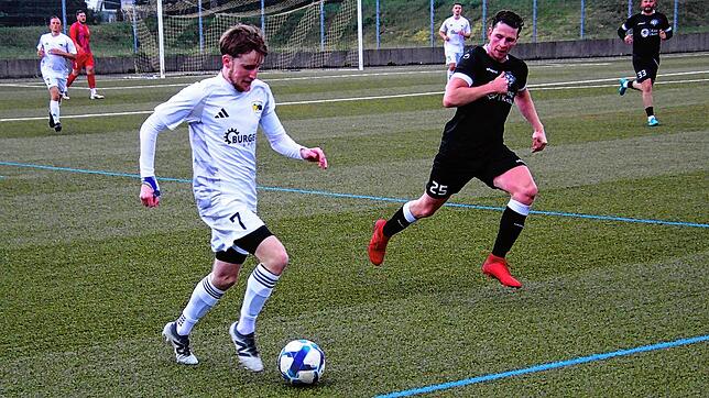 Marius Storz von der SG Schwarzwald-Union (links) versucht, dem Hochemminger Tim Huttel zu entwischen. Der FC Hochemmingen sorgte in ...