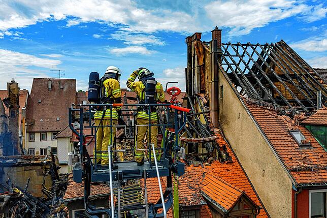 Was können sie hier noch tun? Die Feuerwehrleute sind am Tag danach mit Aufräumarbeiten beschäftigt.