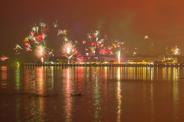 Ein professionelles Feuerwerk vor der Häfler Uferpromenade gab es in diesem Jahr nicht. Ein buntes Spektakel war dennoch zu sehen. ...