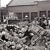 Ein riesiger Steinhaufen blieb nach der Sprengung vom Schornstein der Fahr-Gießerei im November 1986 übrig.