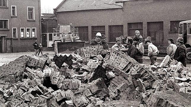 Ein riesiger Steinhaufen blieb nach der Sprengung vom Schornstein der Fahr-Gießerei im November 1986 übrig.