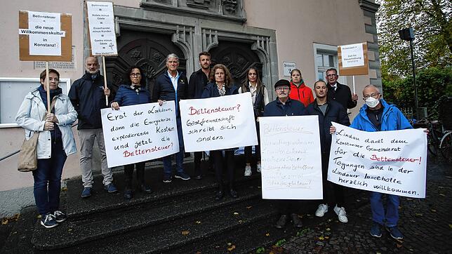Das gibt es nicht alle Tage: Konstanzer Hoteliers passen die Gemeinderäte vor ihren Fraktionssitzungen wegen der geplanten Bettnesteuer ...