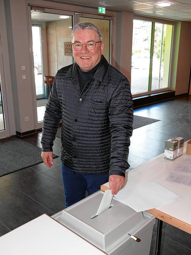 Amtsinhaber Ralf Baumert beim Einwurf seines Stimmzettels in eine der Wahlurnen.