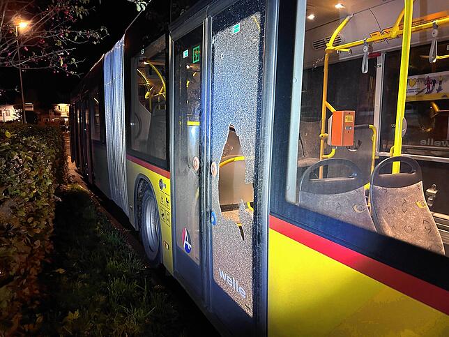 In Würenlingen warfen Jugendliche Eier und Steine auf einen Postbus.
