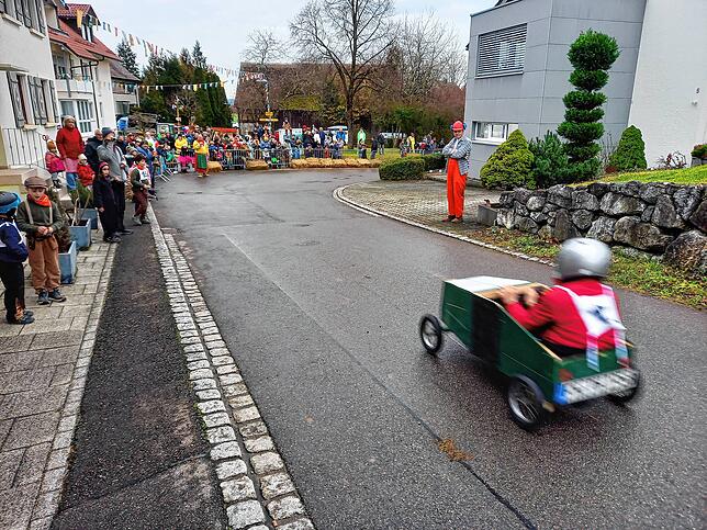 Bild 6: So rasant ging es beim Kärrelerennen in Hepbach zu