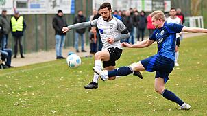 Spektakel zum Abschied vom Naturrasen: Jannik Hackenberger (links, gegen den neuen Murger Abwehrchef Dennis Kocur) gewann mit dem SV ...