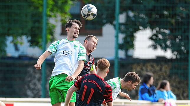 Keinen Sieger hatte das Match zwischen der DJK Donaueschingen (Michael Schmid, links) und dem FC Löffingen (Frank Trenkle). Florian Fast ...