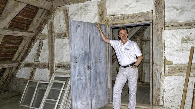 Michael Stoll zeigt die historische Bausubstanz im Speicherbereich des alten Pfarrhauses.