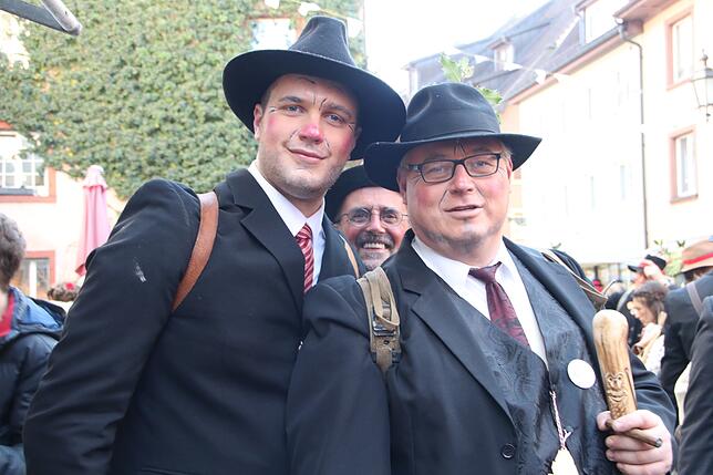 Dirk Wiedemann (rechts) ist bereits seit vielen Jahren beim Wäldertag dabei. Auch Sohn Lukas (links) ist mit dem Wäldertag groß geworden ...