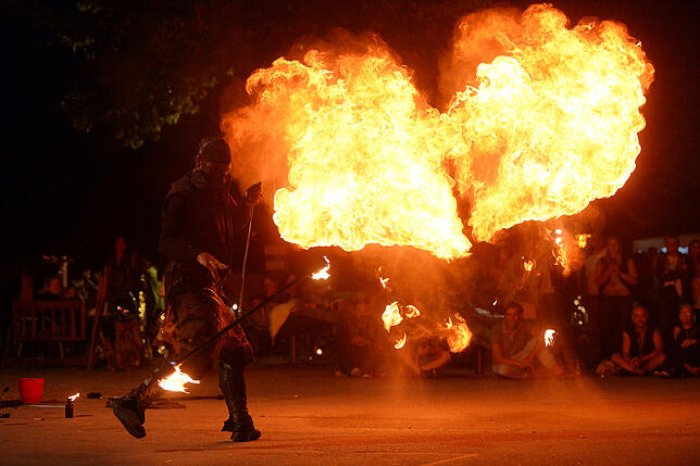 Chris Blaze schafft feurige Illusionen mit brennenden Wurfwaffen, die schneller sind als die Flammen selbst.