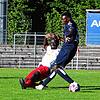 Der Pfullendorfer Amadou Marena (links) trennt im Pokalspiel am Mittwochabend den späteren Rielasinger Torschützen zum 0:1, Obed Ugondu, ...