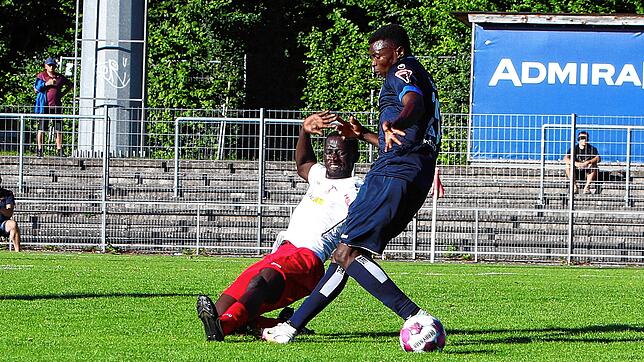 Der Pfullendorfer Amadou Marena (links) trennt im Pokalspiel am Mittwochabend den späteren Rielasinger Torschützen zum 0:1, Obed Ugondu, ...