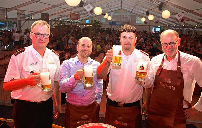 Beim Bieranstich im Festzelt wurde die großartige Organisation des Bohlinger Jubiläums und des 68. Kreisfeuerwehrtages gelobt. Von links ...