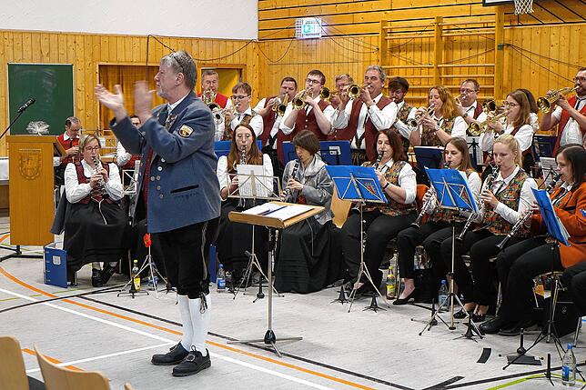 Dieter Ramsperger von der Thalheimer Musik darf die Musikerinnen und Musiker der drei Blasmusikvereine in der Gemeinde Leibertingen beim ...